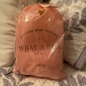 What A Pair silicone wine glasses